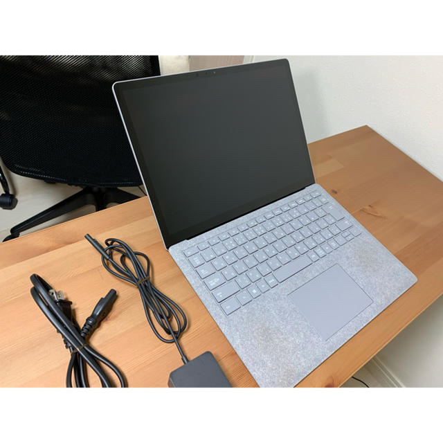 Microsoft(マイクロソフト)のSurface Laptop 2 (プラチナ) スマホ/家電/カメラのPC/タブレット(ノートPC)の商品写真