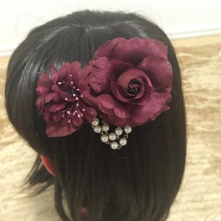 ヴィクトリアンメイデン(Victorian maiden)の【ヴィクトリアンメイデン】パール付きフェアリーローズヘアクリップ　ボルドー(バレッタ/ヘアクリップ)