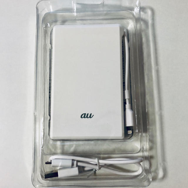au(エーユー)の【新品】ポータブル充電器：KDDI  R02P003W スマホ/家電/カメラのスマートフォン/携帯電話(バッテリー/充電器)の商品写真