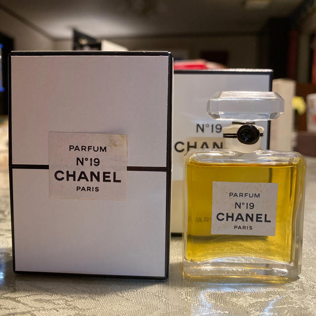 CHANEL - ニュースペーパー様専用 CHANEL No19 パルファム 14ml 未使用品の通販 by プロフ必読💓クーポンセール中💓