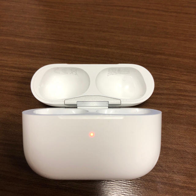 Apple(アップル)のAirPodsPro 充電ケース 中古　エアポッツプロ スマホ/家電/カメラのオーディオ機器(ヘッドフォン/イヤフォン)の商品写真