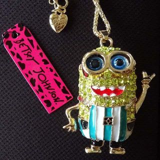ベッツィジョンソン(BETSEY JOHNSON)のBetsey Johnson　ミニオン／ラインストーン・ネックレス(キャラクターグッズ)
