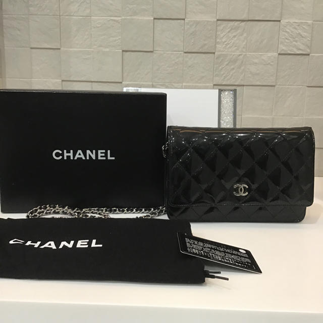 CHANEL(シャネル)の❤️ef20019様専用❤️CHANELのエナメルチェーンウォレットブラック❤️ レディースのバッグ(ショルダーバッグ)の商品写真