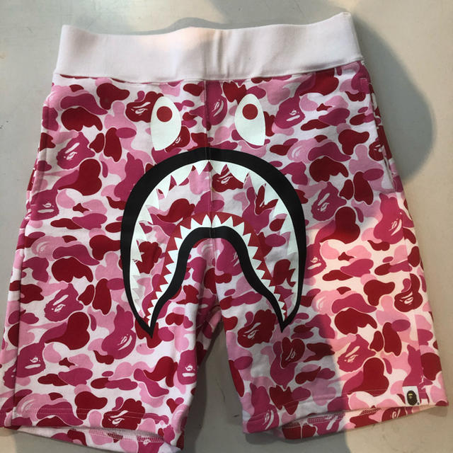 A BATHING APE(アベイシングエイプ)のAPE ピンク カモ シャーク スウェット パンツ ショーツ M メンズのパンツ(ショートパンツ)の商品写真