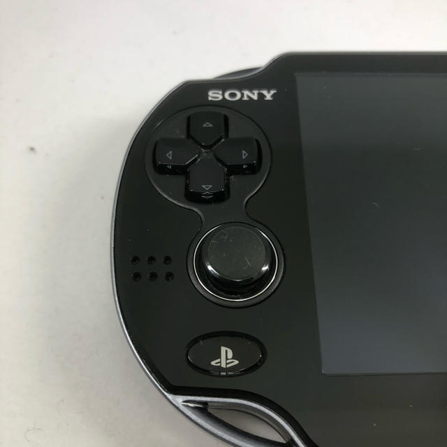 ps vita 1000 ブラック　付属品（充電器と8GBのメモリーカード） 2