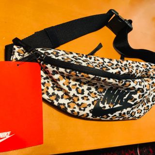 ナイキ(NIKE)の専用！NIKE ウエストポーチ　ショルダーバック　レオパード　ヒョウ柄(ボディバッグ/ウエストポーチ)