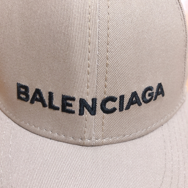 バレンシアガの帽子です。値下げ交渉可能です。