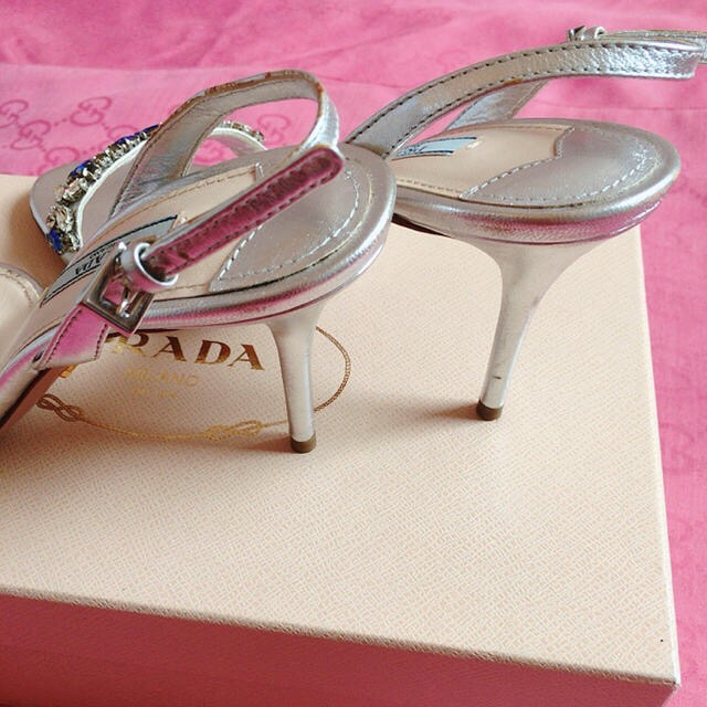 PRADA(プラダ)の匿名配送　美品　PRADA プラダ　ビジュー付きサンダル 38 付属品完備 レディースの靴/シューズ(ハイヒール/パンプス)の商品写真