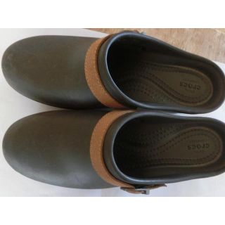 クロックス(crocs)のクロックス♪サイズW８♪ダークブラウン♪ヒール♪(サンダル)