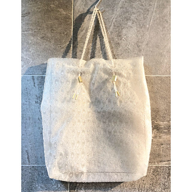 mame(マメ)のmame トートバッグ　塩ビ　 Beads Sheet Tote Bag  レディースのバッグ(トートバッグ)の商品写真