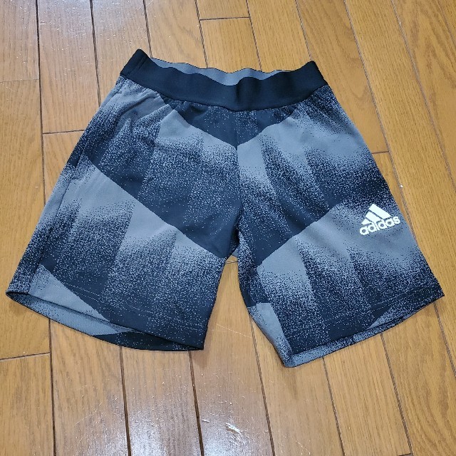 adidas(アディダス)のUSED 美品⭐アディダス キッズ黒 上下 140  送料込み スポーツ/アウトドアのサッカー/フットサル(ウェア)の商品写真