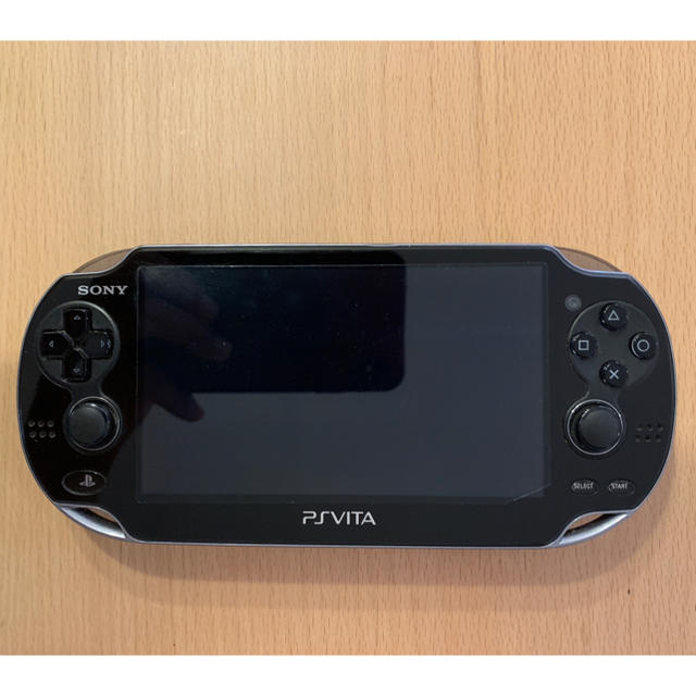 PlayStation Vita(プレイステーションヴィータ)のPS VITA PCH-1100とメモリーカード16GB エンタメ/ホビーのゲームソフト/ゲーム機本体(携帯用ゲーム機本体)の商品写真