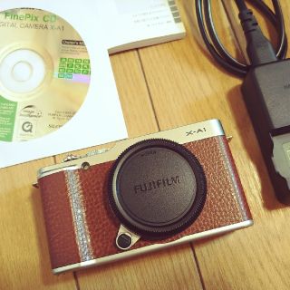 フジフイルム(富士フイルム)のFUJIFILM x-a1 ボディ シルバー 美品 付属品有 Wi-Fi搭載(ミラーレス一眼)