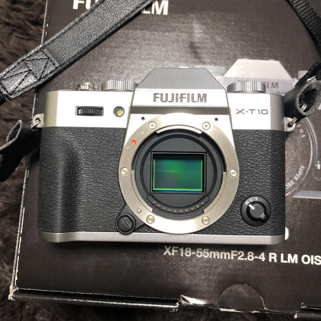 富士フイルム(フジフイルム)のFUJI FILM X−T10 X-T10 レンズキット SILVER スマホ/家電/カメラのカメラ(ミラーレス一眼)の商品写真
