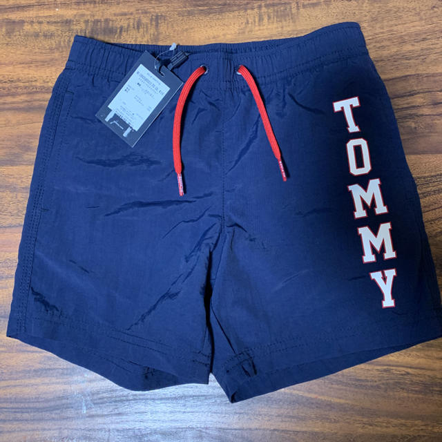 TOMMY HILFIGER(トミーヒルフィガー)の最終値下げ9月で消します。トミーヒルフィガー  新品 水着 110〜120 キッズ/ベビー/マタニティのキッズ服男の子用(90cm~)(水着)の商品写真