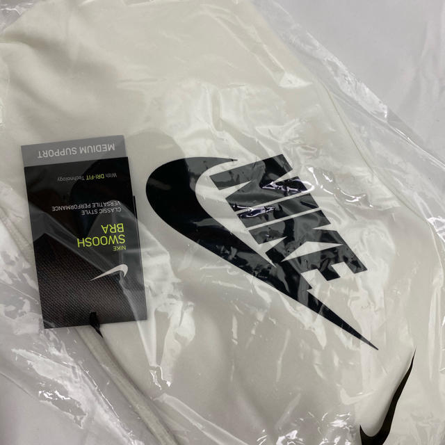 NIKE(ナイキ)の新品 タグ付き★NIKE SWOOSH★ナイキ 速乾性 スポーツブラ Sサイズ レディースのトップス(ベアトップ/チューブトップ)の商品写真