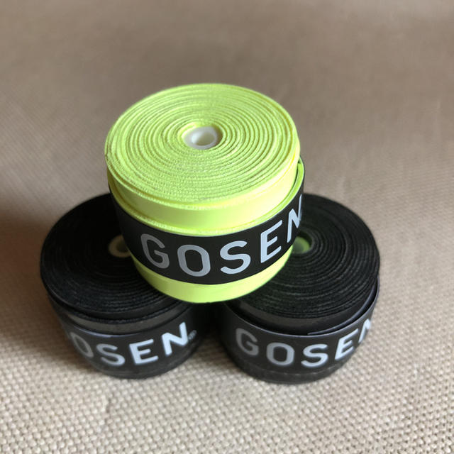 GOSEN(ゴーセン)のGOSENグリップテープ 黒2個とフラッシュイエロー1個 計3個 スポーツ/アウトドアのスポーツ/アウトドア その他(バドミントン)の商品写真