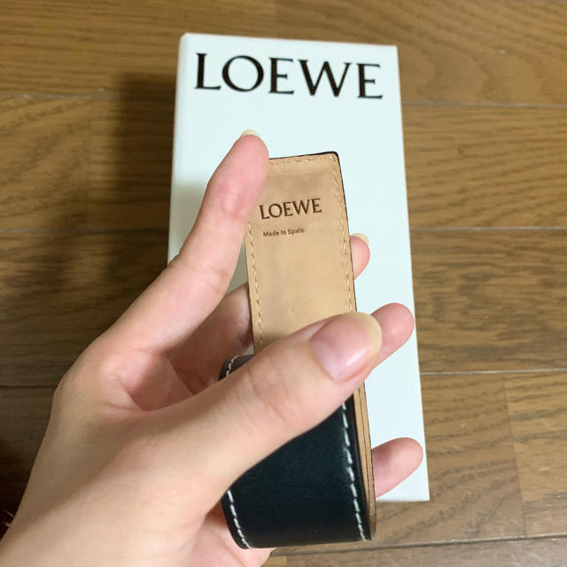 LOEWE(ロエベ)の新品未使用　LOEWE バングル　黒 レディースのアクセサリー(ブレスレット/バングル)の商品写真