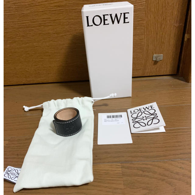 LOEWE(ロエベ)の新品未使用　LOEWE バングル　黒 レディースのアクセサリー(ブレスレット/バングル)の商品写真