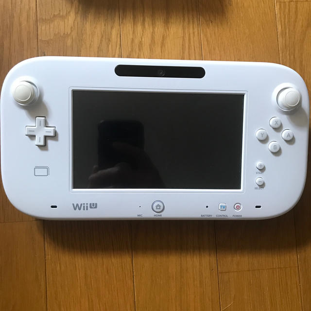 任天堂(ニンテンドウ)のWii U ホワイト本体　(8GB) エンタメ/ホビーのゲームソフト/ゲーム機本体(家庭用ゲーム機本体)の商品写真