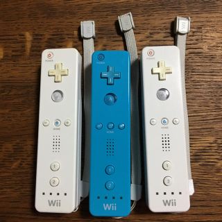 ウィー(Wii)のwiiリモコン白ブルー3本☆ストラップ付き(家庭用ゲーム機本体)