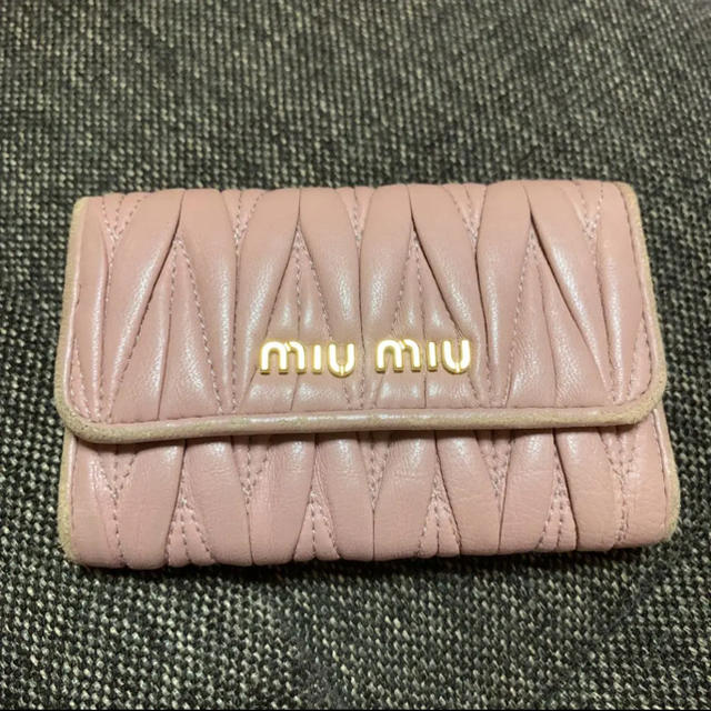 miumiu(ミュウミュウ)のMIUMIU ミュウミュウ　キーケース　ピンク　マテラッセ　 レディースのファッション小物(キーケース)の商品写真