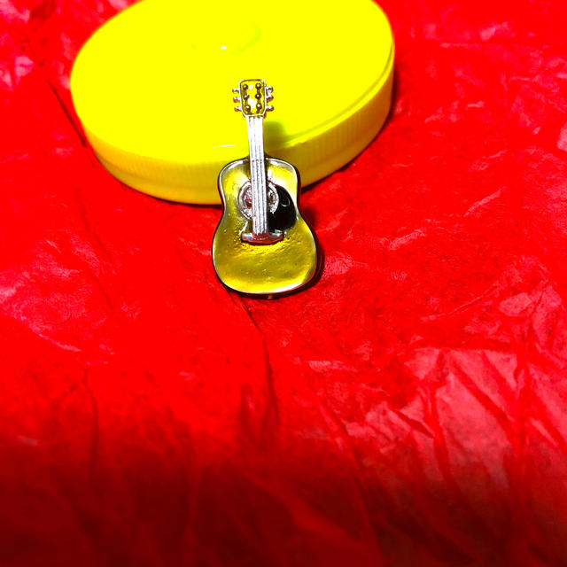 ギターピンブローチ メンズのファッション小物(ネクタイピン)の商品写真