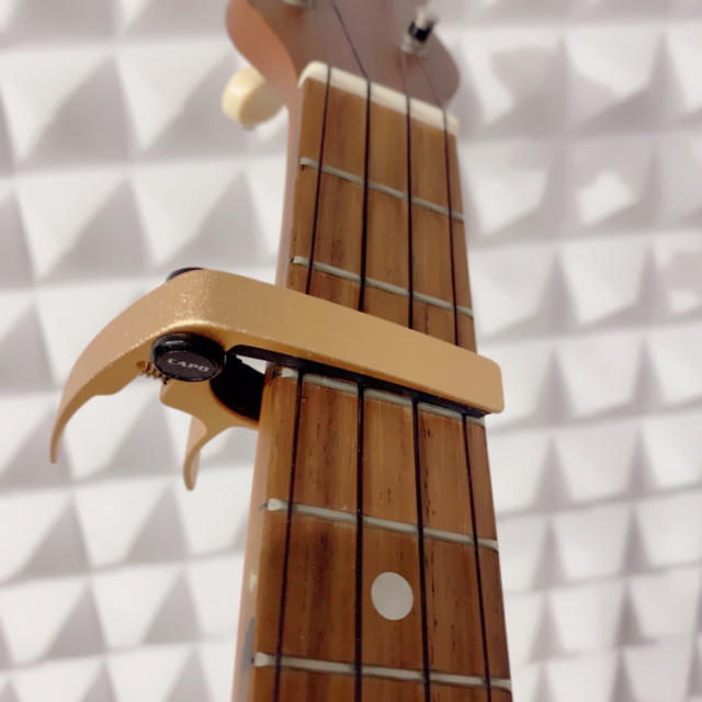 毎日発送！ウクレレ専用 超ミニサイズのカポ カポタスト 亜鉛合金　ピンクゴールド 楽器のギター(アコースティックギター)の商品写真