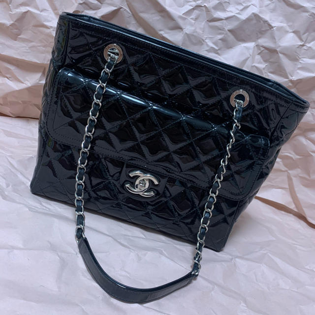 CHANEL(シャネル)のCHANEL シャネル マトラッセ チェーントートバッグ パテントレザー レディースのバッグ(ショルダーバッグ)の商品写真