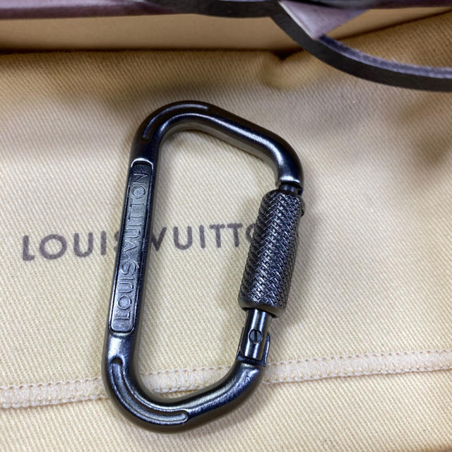 LOUIS VUITTON(ルイヴィトン)の未使用品　ルイヴィトン  カラビナ　キーホルダー メンズのファッション小物(キーホルダー)の商品写真