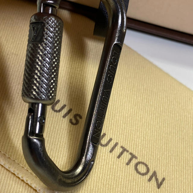 LOUIS VUITTON(ルイヴィトン)の未使用品　ルイヴィトン  カラビナ　キーホルダー メンズのファッション小物(キーホルダー)の商品写真