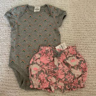 ベビーギャップ(babyGAP)のbabyGAP  レインボー　半袖ボディ＆花柄ショートパンツ　80cm(Ｔシャツ)