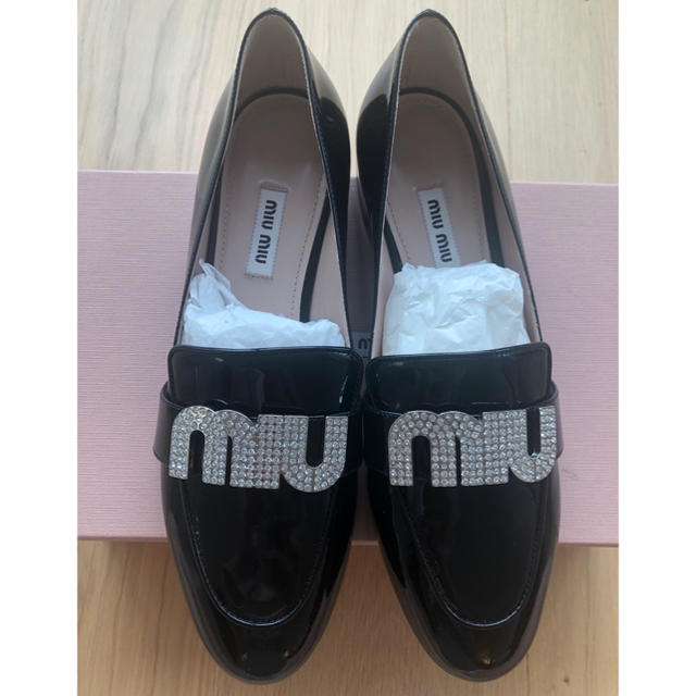 miumiu(ミュウミュウ)のMiuMiu エナメルブラック ローファー 37.5 レディースの靴/シューズ(ローファー/革靴)の商品写真