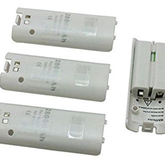 Wii / Wii U リモコンバッテリー 充電器+バッテリー4点 ホワイト エンタメ/ホビーのゲームソフト/ゲーム機本体(その他)の商品写真