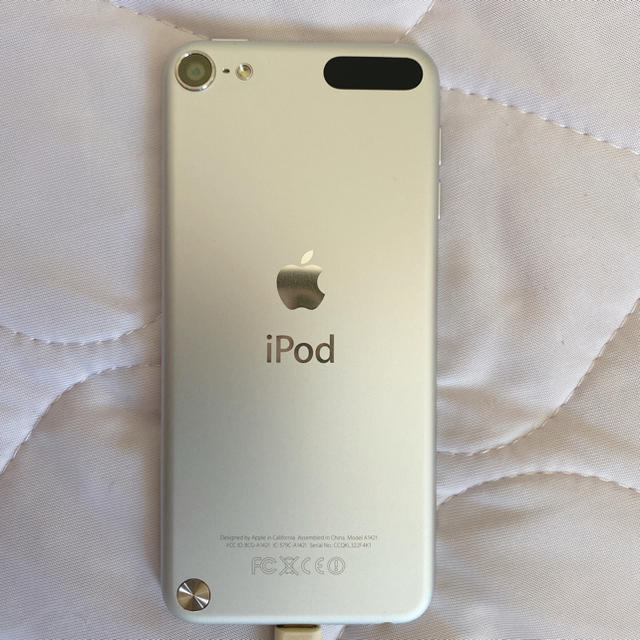iPod touch(アイポッドタッチ)のiPod touch MD720J/A [32GB ホワイト&シルバー] スマホ/家電/カメラのオーディオ機器(ポータブルプレーヤー)の商品写真