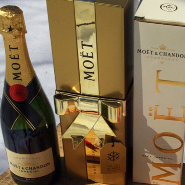 MOËT & CHANDON(モエエシャンドン)の【新品】Moët CHANDON シャンパンクーラー クリスマス限定品 食品/飲料/酒の酒(シャンパン/スパークリングワイン)の商品写真