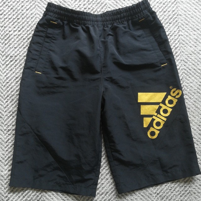 adidas(アディダス)のadidas　ハーフパンツ　140cm キッズ/ベビー/マタニティのキッズ服男の子用(90cm~)(パンツ/スパッツ)の商品写真