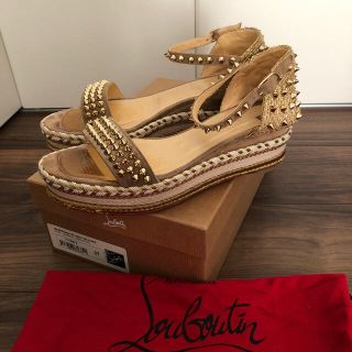 クリスチャンルブタン(Christian Louboutin)のクリスチャンルブタン  サンダル　ゴールド　スタッズ本物(サンダル)