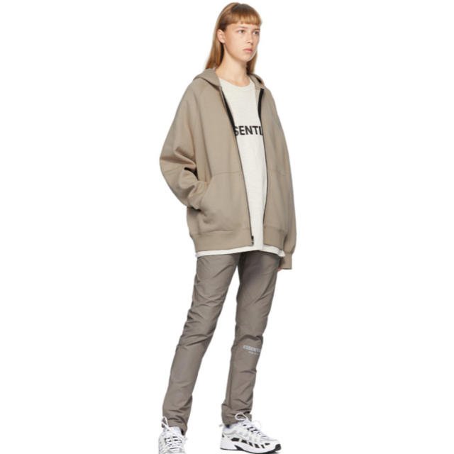 FEAR OF GOD(フィアオブゴッド)のfear of god  essentials ZIP パーカー　TAN XXS レディースのトップス(パーカー)の商品写真