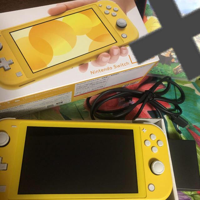 任天堂スイッチライト　黄色　イエロー　Switch lite