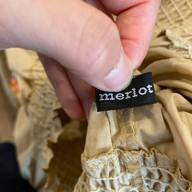 merlot(メルロー)のmerlot ブラウス　ベージュ レディースのトップス(シャツ/ブラウス(長袖/七分))の商品写真