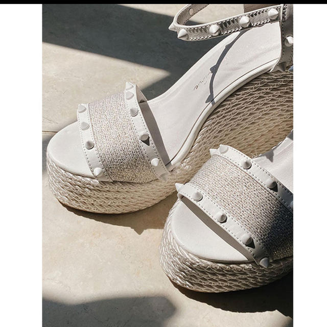eimy istoire(エイミーイストワール)のRAMPONIスタッズウェッジソールサンダル　White レディースの靴/シューズ(サンダル)の商品写真