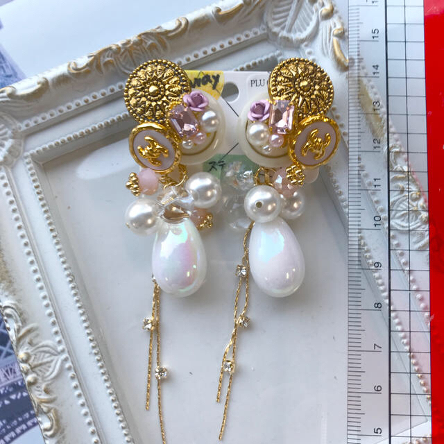 キラキラピンクカボションとパールジャラジャラピアス 3