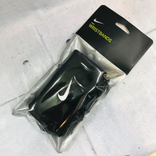 ナイキ(NIKE)の新品　袋入り未使用品　NIKE ナイキ 2個入り　リストバンド　黒　男女兼用(バングル/リストバンド)