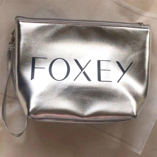 FOXEY(フォクシー)のFOXEY　ロゴ　シルバー　大き目ポーチ　クラッチバッグ レディースのファッション小物(ポーチ)の商品写真