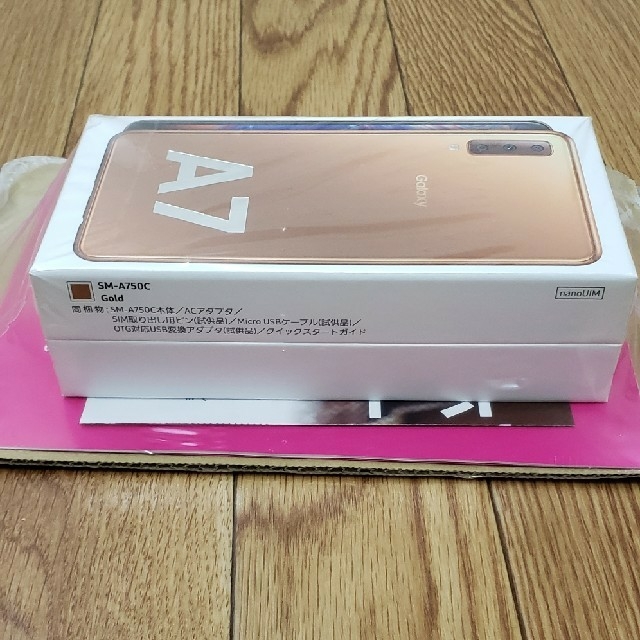 Galaxy(ギャラクシー)のGalaxy　a7 ゴールド　おまけ付き スマホ/家電/カメラのスマートフォン/携帯電話(スマートフォン本体)の商品写真