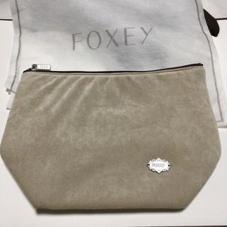 フォクシー(FOXEY)のFOXEY　ベロアふわふわ素材ポーチ　ロゴメタルプレート付き　ベージュ(ポーチ)