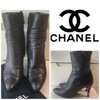 シャネル(CHANEL)のは音記号様専用ページです♡CHANEL ブラックレザー　ロゴヒール　ブーツ(ブーツ)