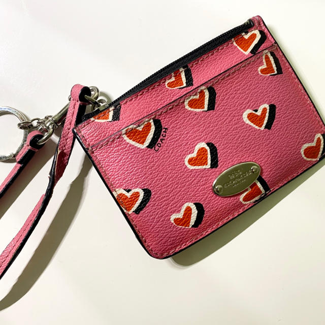 COACH(コーチ)のcoach ピンク　ハート柄　定期入れ　カードケース　 レディースのファッション小物(名刺入れ/定期入れ)の商品写真