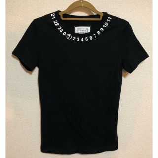 マルタンマルジェラ(Maison Martin Margiela)のMaison Margiela ロゴ エンベリッシュド ジャージー Tee(Tシャツ(半袖/袖なし))